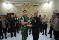 Hangatkan Kebersamaan, Kapolresta Pekanbaru Sambangi Denpom 1/3 dan Kodim 0301 di HUT ke-81 TNI