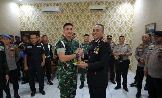 Hangatkan Kebersamaan, Kapolresta Pekanbaru Sambangi Denpom 1/3 dan Kodim 0301 di HUT ke-81 TNI