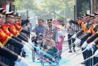 Disambut Pedang Pora dan Atraksi Budaya, Irjen Pol Dekananto Eko Purwono Resmi Pimpin Polda Jatim