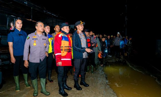 Respons Cepat Tangani Banjir Padang, Polri Kerahkan Personel dan Dirikan Posko Kesehatan