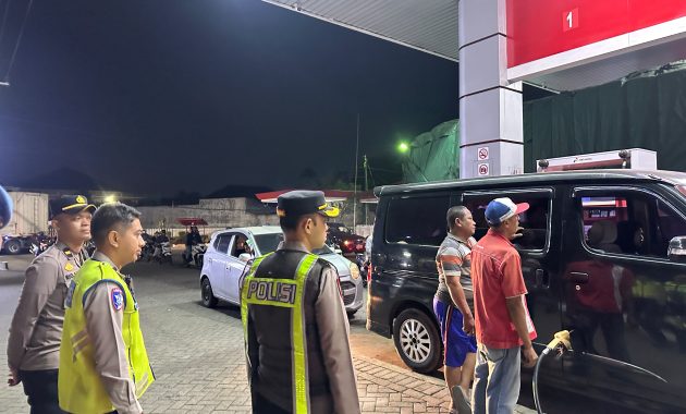 Kapolres Pasuruan Patroli Cek Langsung sejumlah SPBU , Pastikan Stok BBM Aman dan Antrean Normal
