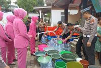 Polres Pasuruan Bersama Bhayangkari Salurkan Air Bersih dan Bansos untuk Warga Jatiarjo