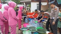 Polres Pasuruan Bersama Bhayangkari Salurkan Air Bersih dan Bansos untuk Warga Jatiarjo